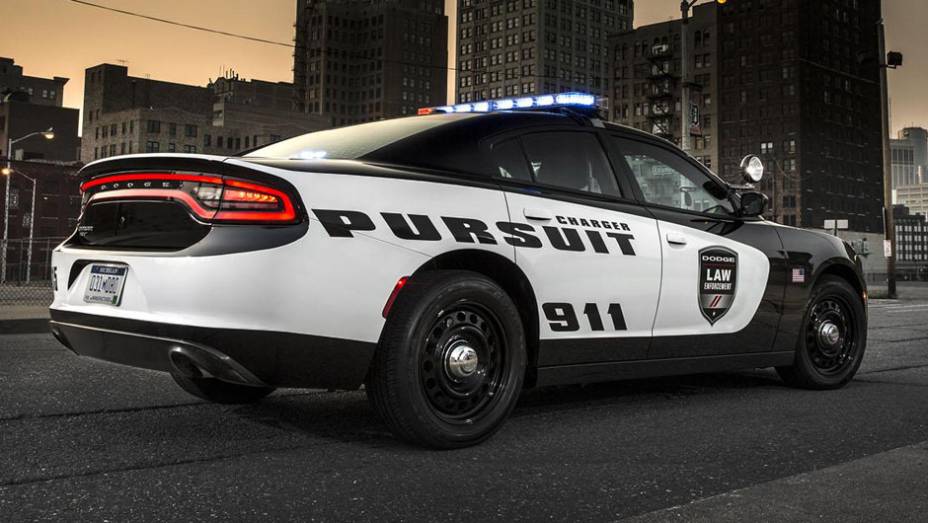 Basicamente, trata-se de uma versão do sedã concebida para o uso policial | <a href="https://beta-develop.quatrorodas.abril.com.br/noticias/fabricantes/dodge-mostra-charger-pursuit-2015-794899.shtml" rel="migration">Leia mais</a>