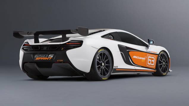 Trata-se de uma versão de competição do supercarro, exclusiva para as pistas | <a href="https://beta-develop.quatrorodas.abril.com.br/noticias/fabricantes/mclaren-revela-650s-sprint-795198.shtml" rel="migration">Leia mais</a> Trata-se de uma versão de competição do supercarro, exclusiva para as pistas | <a href="https://beta-develop.quatrorodas.abril.com.br/noticias/fabricantes/mclaren-revela-650s-sprint-795198.shtml" rel="migration">Leia mais</a>