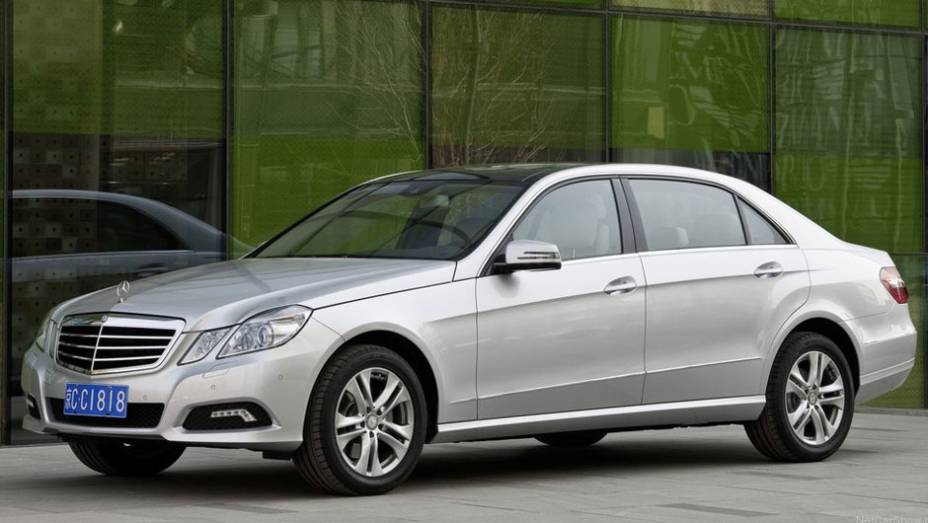 No topo da lista aparece o Mercedes-Benz Classe E, que parte de US$ 51 mil nos EUA | <a href="https://beta-develop.quatrorodas.abril.com.br/noticias/mercado/pesquisa-revela-carros-preferidos-milionarios-americanos-697349.shtml" rel="migration">Leia mais</a>