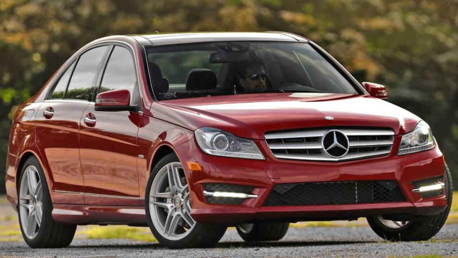 Grande arquirrival do BMW S&eacute;rie 3, o Mercedes-Benz Classe C ficou na terceira posi&ccedil;&atilde;o | <a href="https://beta-develop.quatrorodas.abril.com.br/noticias/mercado/pesquisa-revela-carros-preferidos-milionarios-americanos-697349.shtml" rel="migration">Leia mais</a>
