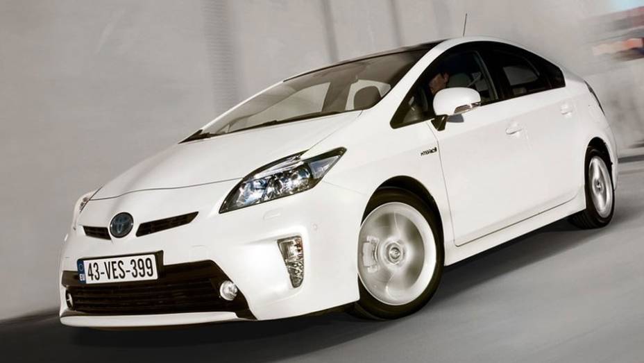 Talvez pelo apelo sustentável, o híbrido Toyota Prius conquistou a quinta posição | <a href="https://beta-develop.quatrorodas.abril.com.br/noticias/mercado/pesquisa-revela-carros-preferidos-milionarios-americanos-697349.shtml" rel="migration">Leia mais</a>