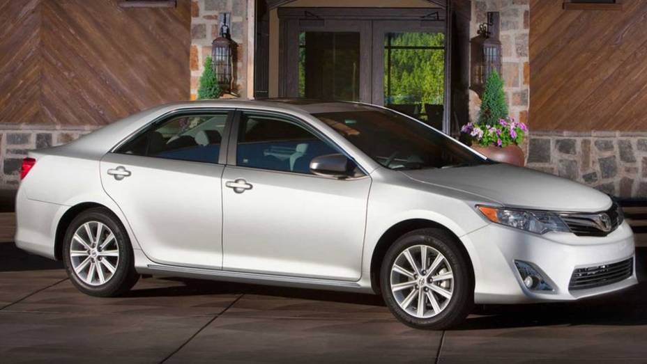 L&iacute;der da categoria de sed&atilde;s, o Toyota Camry cativa tanto os clientes menos abastados quanto os ricos | <a href="https://beta-develop.quatrorodas.abril.com.br/noticias/mercado/pesquisa-revela-carros-preferidos-milionarios-americanos-697349.shtml" rel="migration">Leia mais</a>