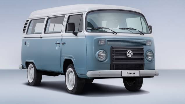 A perua é produzida no Brasil há 56 anos praticamente do mesmo jeito, salvo pelas (leves) mudanças visuais | <a href="https://beta-develop.quatrorodas.abril.com.br/noticias/fabricantes/vw-kombi-last-edition-marca-fim-perua-749892.shtml" rel="migration">Leia mais</a> A perua é produzida no Brasil há 56 anos praticamente do mesmo jeito, salvo pelas (leves) mudanças visuais | <a href="https://beta-develop.quatrorodas.abril.com.br/noticias/fabricantes/vw-kombi-last-edition-marca-fim-perua-749892.shtml" rel="migration">Leia mais</a>