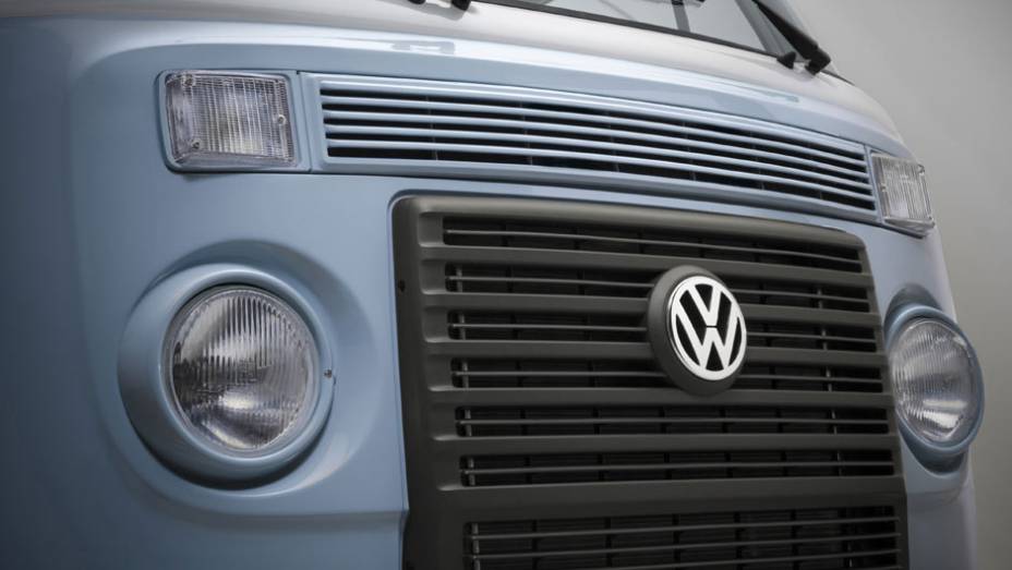 A grade frontal pintada de azul e as luzes de seta brancas são exclusividades desta versão | <a href="https://beta-develop.quatrorodas.abril.com.br/noticias/fabricantes/vw-kombi-last-edition-marca-fim-perua-749892.shtml" rel="migration">Leia mais</a>