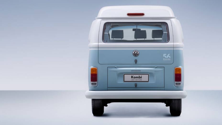 O logotipo desta série mais do que especial vai colado na traseira da perua | <a href="https://beta-develop.quatrorodas.abril.com.br/noticias/fabricantes/vw-kombi-last-edition-marca-fim-perua-749892.shtml" rel="migration">Leia mais</a>