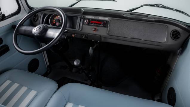 Por dentro, o quadro de instrumentos tem grafia nostálgica | <a href="https://beta-develop.quatrorodas.abril.com.br/noticias/fabricantes/vw-kombi-last-edition-marca-fim-perua-749892.shtml" rel="migration">Leia mais</a> Por dentro, o quadro de instrumentos tem grafia nostálgica | <a href="https://beta-develop.quatrorodas.abril.com.br/noticias/fabricantes/vw-kombi-last-edition-marca-fim-perua-749892.shtml" rel="migration">Leia mais</a>
