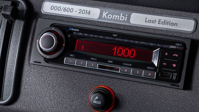 Em meio a tantos elementos retrô, o rádio com MP3 e USB até causa certa estranheza; acima, a plaqueta identifica a série | <a href="https://beta-develop.quatrorodas.abril.com.br/noticias/fabricantes/vw-kombi-last-edition-marca-fim-perua-749892.shtml" rel="migration">Leia mais</a> Em meio a tantos elementos retrô, o rádio com MP3 e USB até causa certa estranheza; acima, a plaqueta identifica a série | <a href="https://beta-develop.quatrorodas.abril.com.br/noticias/fabricantes/vw-kombi-last-edition-marca-fim-perua-749892.shtml" rel="migration">Leia mais</a>