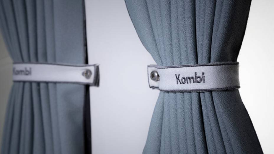 Até as clássicas cortinas não foram esquecidas; a Kombi Last Edition custará R$ 85 mil | <a href="https://beta-develop.quatrorodas.abril.com.br/noticias/fabricantes/vw-kombi-last-edition-marca-fim-perua-749892.shtml" rel="migration">Leia mais</a>