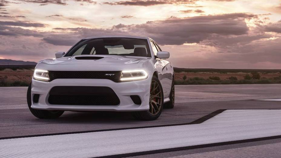 A Dodge oficializou nesta quarta-feira (13) o lançamento do Charger SRT Hellcat | <a href="https://beta-develop.quatrorodas.abril.com.br/noticias/fabricantes/dodge-exibe-charger-srt-hellcat-795977.shtml" rel="migration">Leia mais</a>