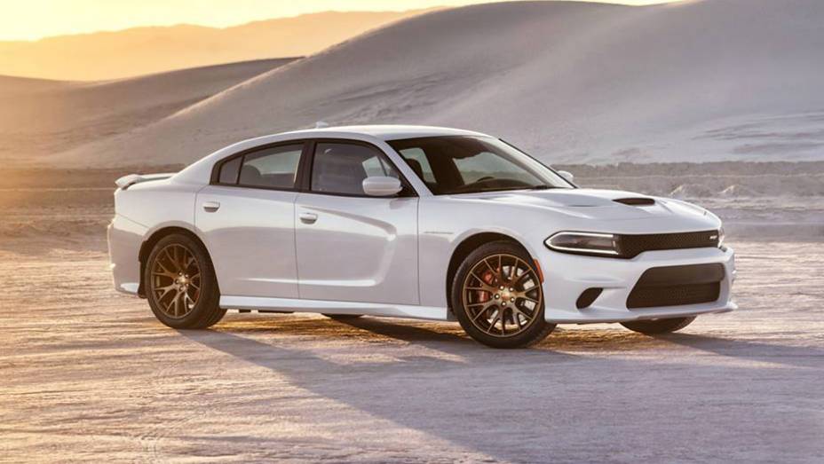 O modelo chega adotando a mesma proposta do Challenger SRT Hellcat, exibido h&aacute; algumas semanas: performance de primeiro n&iacute;vel | <a href="https://beta-develop.quatrorodas.abril.com.br/noticias/fabricantes/dodge-exibe-charger-srt-hellcat-795977.shtml" rel="migration">Leia mais</a>