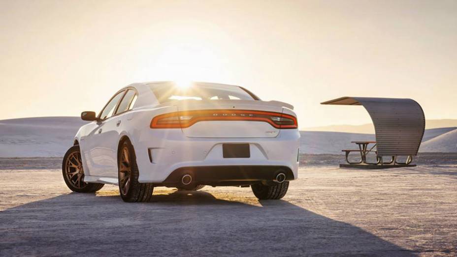 N&atilde;o por acaso, o sed&atilde; &eacute; equipado com motor 6.2 V8 sobrealimentado | <a href="https://beta-develop.quatrorodas.abril.com.br/noticias/fabricantes/dodge-exibe-charger-srt-hellcat-795977.shtml" rel="migration">Leia mais</a>