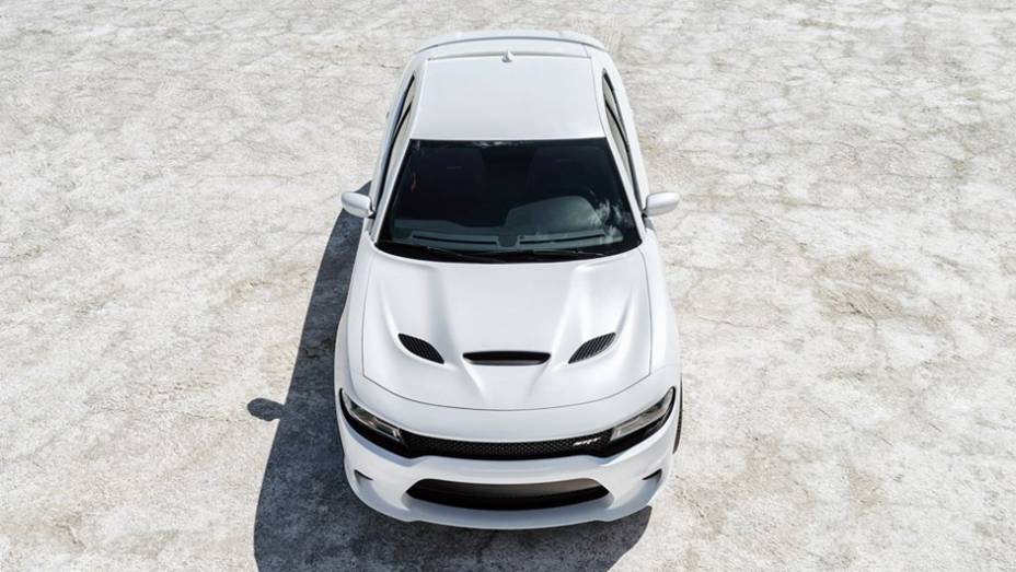 Com essa configuração, o Charger SRT Hellcat acelera de 0 a 96 km/h em 3,8 segundos e alcança a velocidade máxima de 328 km/h | <a href="https://beta-develop.quatrorodas.abril.com.br/noticias/fabricantes/dodge-exibe-charger-srt-hellcat-795977.shtml" rel="migration">Leia mais</a>