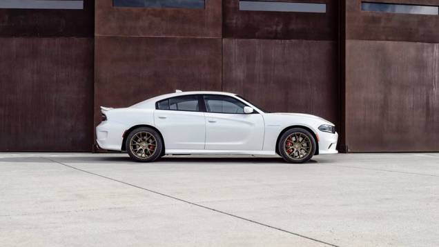 Parâmetro bastante comum nos Estados Unidos, o teste de quarto de milha (400 metros) é completado em 11 segundos | <a href="https://beta-develop.quatrorodas.abril.com.br/noticias/fabricantes/dodge-exibe-charger-srt-hellcat-795977.shtml" rel="migration">Leia mais</a> Parâmetro bastante comum nos Estados Unidos, o teste de quarto de milha (400 metros) é completado em 11 segundos | <a href="https://beta-develop.quatrorodas.abril.com.br/noticias/fabricantes/dodge-exibe-charger-srt-hellcat-795977.shtml" rel="migration">Leia mais</a>