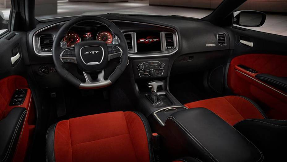 Assim, ele &eacute; tratado como "o mais r&aacute;pido e mais potente sed&atilde; do mundo" | <a href="https://beta-develop.quatrorodas.abril.com.br/noticias/fabricantes/dodge-exibe-charger-srt-hellcat-795977.shtml" rel="migration">Leia mais</a>