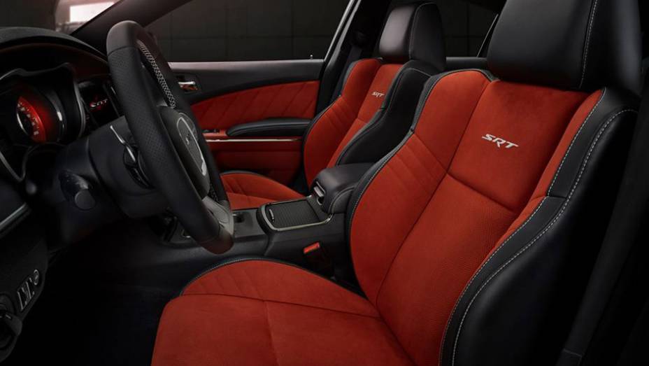 Interior do Dodge Charger SRT Hellcat | <a href="https://beta-develop.quatrorodas.abril.com.br/noticias/fabricantes/dodge-exibe-charger-srt-hellcat-795977.shtml" rel="migration">Leia mais</a>