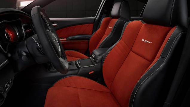 Interior do Dodge Charger SRT Hellcat | <a href="https://beta-develop.quatrorodas.abril.com.br/noticias/fabricantes/dodge-exibe-charger-srt-hellcat-795977.shtml" rel="migration">Leia mais</a> Interior do Dodge Charger SRT Hellcat | <a href="https://beta-develop.quatrorodas.abril.com.br/noticias/fabricantes/dodge-exibe-charger-srt-hellcat-795977.shtml" rel="migration">Leia mais</a>