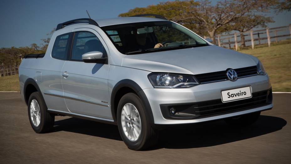 A vers&atilde;o de cabine dupla do Volkswagen Saveiro chegar com a proposta clara de morder uma fatia do mercado do Fiat Strada | <a href="https://beta-develop.quatrorodas.abril.com.br/carros/lancamentos/volkswagen-saveiro-cabine-dupla-797088.shtml" rel="migration">Leia mais</a>