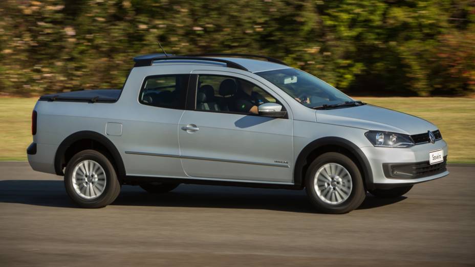 Para superar o modelo da Fiat, foi feita uma aposta caracter&iacute;sticas como o espa&ccedil;o interno otimizado e as tecnologias de aux&iacute;lio &agrave; dire&ccedil;&atilde;o in&eacute;ditas no segmento | <a href="https://beta-develop.quatrorodas.abril.com.br/carros/lancamentos/volkswagen-saveiro-cabine-dupla-79" rel="migration"></a>