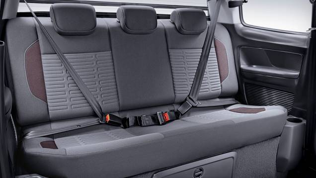 Por dentro, a promessa é de que 5 ocupantes se acomodem com conforto. O espaço para a cabeça é de 945 milímetros, obtido graças a um recurso interessante: nesse trecho do carro, o teto é discretamente elevado | <a href="https://beta-develop.quatrorodas.abril.com.br/car" rel="migration"></a> Por dentro, a promessa é de que 5 ocupantes se acomodem com conforto. O espaço para a cabeça é de 945 milímetros, obtido graças a um recurso interessante: nesse trecho do carro, o teto é discretamente elevado | <a href="https://beta-develop.quatrorodas.abril.com.br/car" rel="migration"></a>