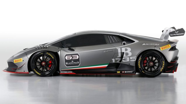Para ganhar em desempenho, o Huracan Super Trofeo &eacute; 151 kg mais leve do que a vers&atilde;o convencional, chegando a 1.271 kg | <a href="https://beta-develop.quatrorodas.abril.com.br/noticias/fabricantes/lamborghini-oficializa-huracan-super-trofeo-797510.shtml" rel="migration">Leia mais</a>