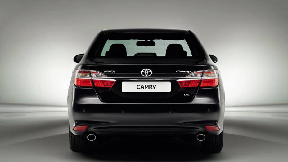 A montadora japonesa adotou a mesma postura que havia tido com o Corolla, empregando um visual bastante diferente daquele da versão norte-americana do sedã | <a href="https://beta-develop.quatrorodas.abril.com.br/noticias/fabricantes/toyota-mostra-camry-2015-global-mos" rel="migration"></a> A montadora japonesa adotou a mesma postura que havia tido com o Corolla, empregando um visual bastante diferente daquele da versão norte-americana do sedã | <a href="https://beta-develop.quatrorodas.abril.com.br/noticias/fabricantes/toyota-mostra-camry-2015-global-mos" rel="migration"></a>