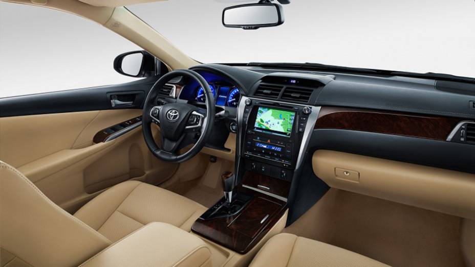 O painel de instrumentos tem 4,2 polegadas, enquanto a tela do sistema multim&iacute;dia pode ter 6,1 ou 7 polegadas | <a href="https://beta-develop.quatrorodas.abril.com.br/noticias/fabricantes/toyota-mostra-camry-2015-global-moscou-797983.shtml" rel="migration">Leia mais</a>