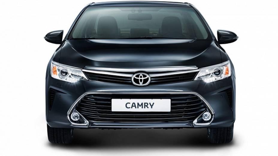 Apesar de dividirem a mesma plataforma, as duas variantes do Camry se diferem, por exemplo, na grade frontal | <a href="https://beta-develop.quatrorodas.abril.com.br/noticias/fabricantes/toyota-mostra-camry-2015-global-moscou-797983.shtml" rel="migration">Leia mais</a>