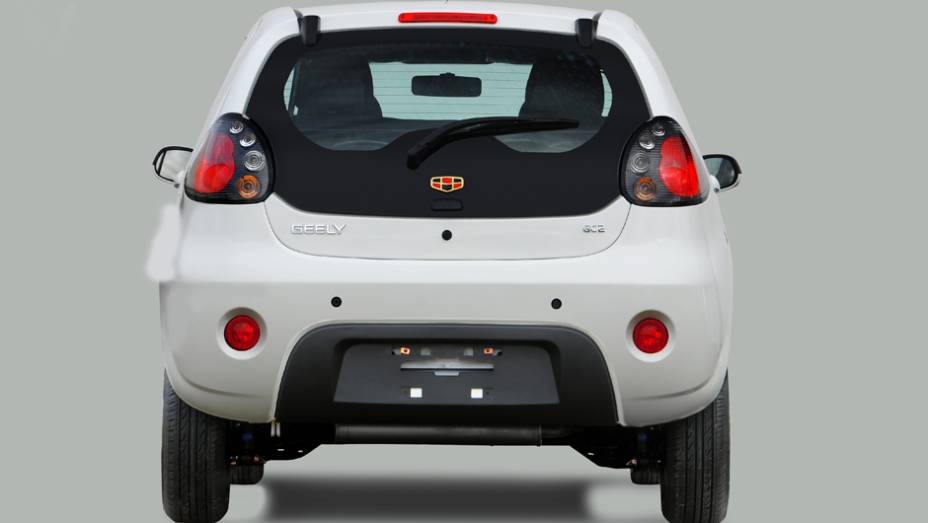 O modelo possui modestas dimensões: 3,60 metros de comprimento, 1,46m de altura e 1,63m de largura | <a href="https://beta-develop.quatrorodas.abril.com.br/carros/lancamentos/geely-gc2-798075.shtml" rel="migration">Leia mais</a> O modelo possui modestas dimensões: 3,60 metros de comprimento, 1,46m de altura e 1,63m de largura | <a href="https://beta-develop.quatrorodas.abril.com.br/carros/lancamentos/geely-gc2-798075.shtml" rel="migration">Leia mais</a>