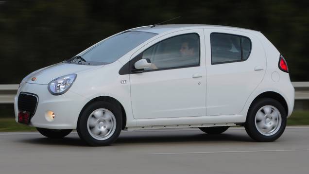 A motorização do compacto segue esse padrão minimalista: 1.0 de três cilindros (12V) movido a gasolina, que oferece 68 cavalos de potência | <a href="https://beta-develop.quatrorodas.abril.com.br/carros/lancamentos/geely-gc2-798075.shtml" rel="migration">Leia mais</a> A motorização do compacto segue esse padrão minimalista: 1.0 de três cilindros (12V) movido a gasolina, que oferece 68 cavalos de potência | <a href="https://beta-develop.quatrorodas.abril.com.br/carros/lancamentos/geely-gc2-798075.shtml" rel="migration">Leia mais</a>