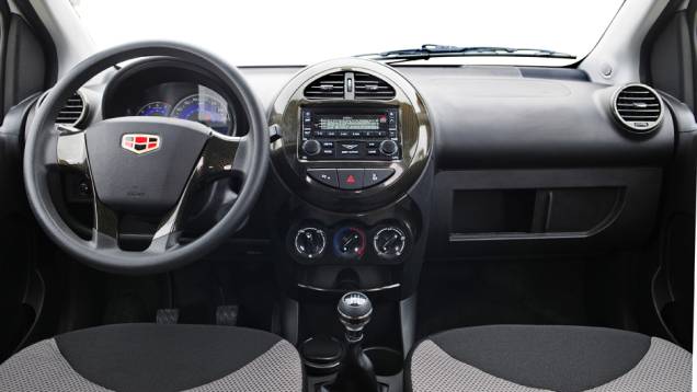 São oferecidos itens de série como direção hidráulica, ar-condicionado, volante com regulagem de altura, sensor de estacionamento, travas elétricas e sistema de áudio | <a href="https://beta-develop.quatrorodas.abril.com.br/carros/lancamentos/geely-gc2-798075.shtml" rel="migration">L</a> São oferecidos itens de série como direção hidráulica, ar-condicionado, volante com regulagem de altura, sensor de estacionamento, travas elétricas e sistema de áudio | <a href="https://beta-develop.quatrorodas.abril.com.br/carros/lancamentos/geely-gc2-798075.shtml" rel="migration">L</a>