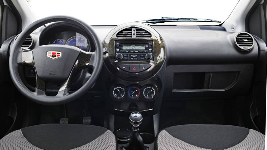 São oferecidos itens de série como direção hidráulica, ar-condicionado, volante com regulagem de altura, sensor de estacionamento, travas elétricas e sistema de áudio | <a href="https://beta-develop.quatrorodas.abril.com.br/carros/lancamentos/geely-gc2-798075.shtml" rel="migration">L</a> São oferecidos itens de série como direção hidráulica, ar-condicionado, volante com regulagem de altura, sensor de estacionamento, travas elétricas e sistema de áudio | <a href="https://beta-develop.quatrorodas.abril.com.br/carros/lancamentos/geely-gc2-798075.shtml" rel="migration">L</a>