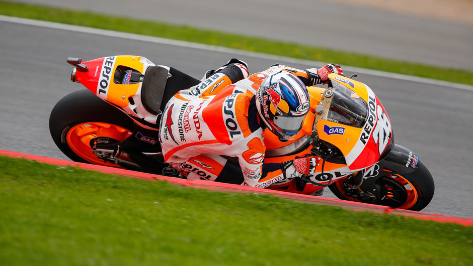 Dani Pedrosa ocupou apenas o nono lugar | <a href="https://beta-develop.quatrorodas.abril.com.br/moto/noticias/motogp-marquez-lidera-sexta-feira-silverstone-798313.shtml" rel="migration">Leia mais</a>