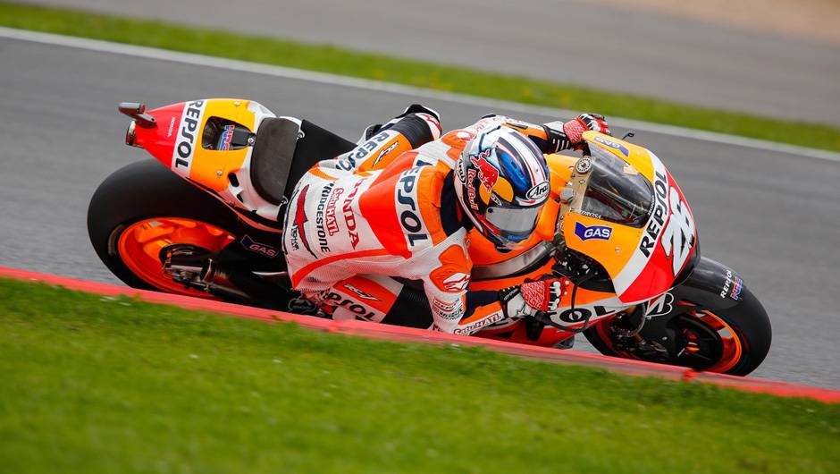 Dani Pedrosa ocupou apenas o nono lugar | <a href="https://beta-develop.quatrorodas.abril.com.br/moto/noticias/motogp-marquez-lidera-sexta-feira-silverstone-798313.shtml" rel="migration">Leia mais</a>