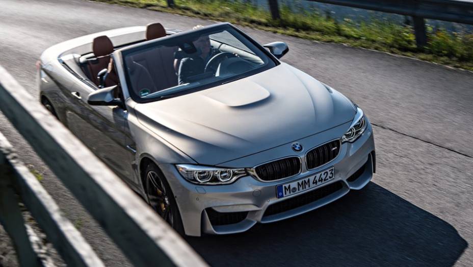 O modelo tem pre&ccedil;os que partem de US$ 73 mil nos Estados Unidos | <a href="https://beta-develop.quatrorodas.abril.com.br/noticias/fabricantes/bmw-m4-cabrio-lancado-798454.shtml" rel="migration">Leia mais</a>