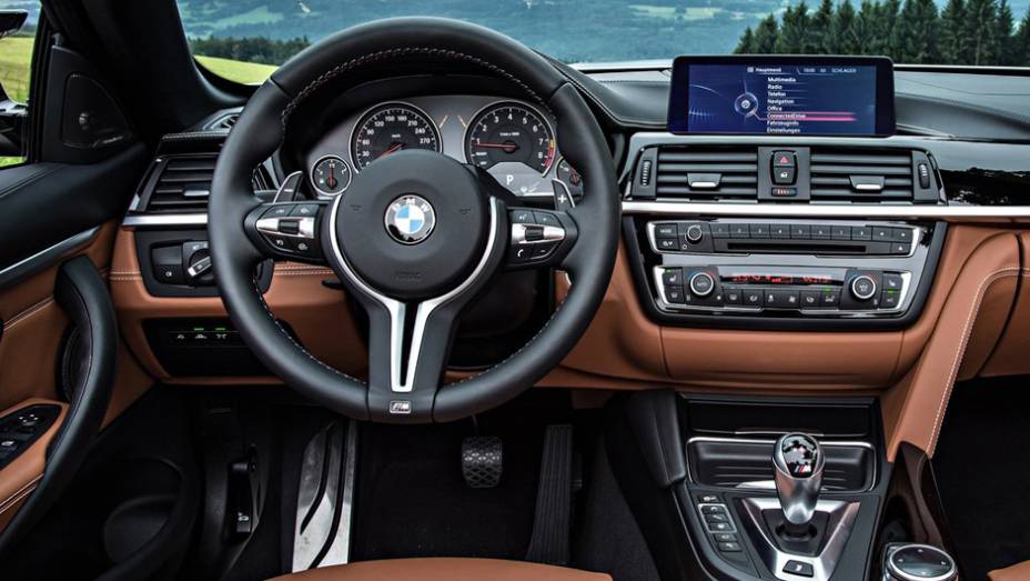 O carro chega aos 100 km/h em menos de 4,2 segundos e atinge uma velocidade m&aacute;xima de 250 km/h | <a href="https://beta-develop.quatrorodas.abril.com.br/noticias/fabricantes/bmw-m4-cabrio-lancado-798454.shtml" rel="migration">Leia mais</a>