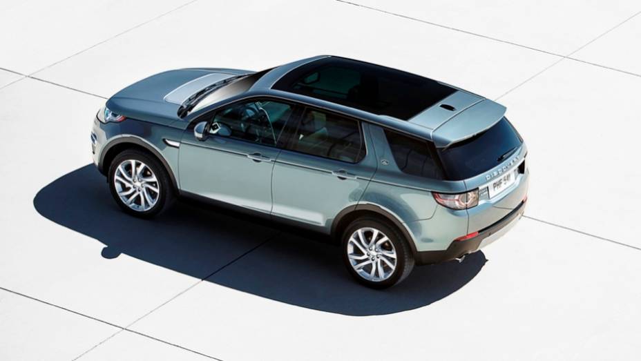 Num primeiro momento, ficam notórias algumas semelhanças do modelo com o Range Rover Evoque, mas a Land Rover trabalhou de modo a deixar o Discovery Sport um pouco mais robusto | <a href="https://beta-develop.quatrorodas.abril.com.br/noticias/saloes/paris-2014/land-rov" rel="migration"></a>