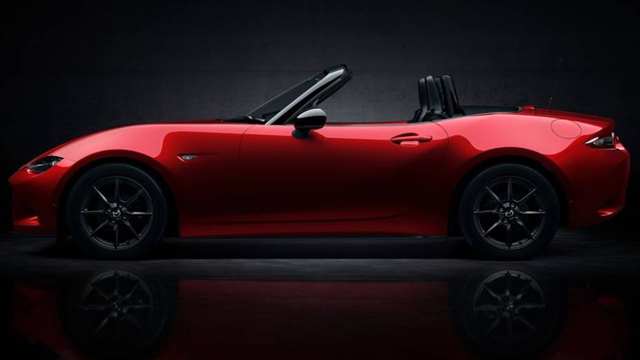 Utilizando uma nova plataforma (de tra&ccedil;&atilde;o traseira), o novo MX-5 Miata &eacute; 10,5 cent&iacute;metros mais curto, 2 cm mais baixo e 1 cm mais largo | <a href="https://beta-develop.quatrorodas.abril.com.br/noticias/fabricantes/mazda-lanca-mx-5-miata-2016-798858.shtml" rel="migration">Leia mais</a>