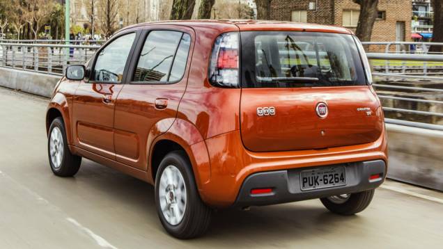 O hatch chega às concessionárias por R$ 30.990 iniciais | <a href="https://beta-develop.quatrorodas.abril.com.br/carros/lancamentos/fiat-novo-uno-2015-798881.shtml" rel="migration">Leia mais</a> O hatch chega às concessionárias por R$ 30.990 iniciais | <a href="https://beta-develop.quatrorodas.abril.com.br/carros/lancamentos/fiat-novo-uno-2015-798881.shtml" rel="migration">Leia mais</a>