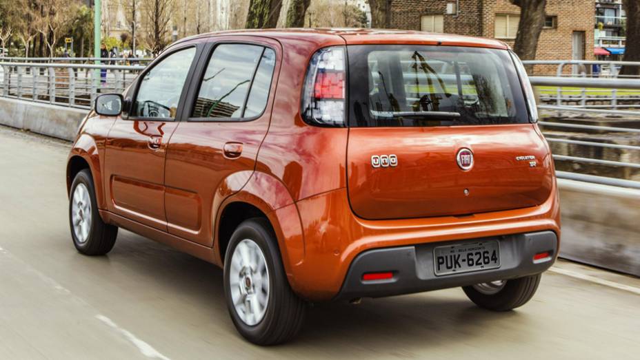 O hatch chega às concessionárias por R$ 30.990 iniciais | <a href="https://beta-develop.quatrorodas.abril.com.br/carros/lancamentos/fiat-novo-uno-2015-798881.shtml" rel="migration">Leia mais</a> O hatch chega às concessionárias por R$ 30.990 iniciais | <a href="https://beta-develop.quatrorodas.abril.com.br/carros/lancamentos/fiat-novo-uno-2015-798881.shtml" rel="migration">Leia mais</a>
