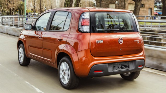 O hatch chega às concessionárias por R$ 30.990 iniciais | <a href="https://beta-develop.quatrorodas.abril.com.br/carros/lancamentos/fiat-novo-uno-2015-798881.shtml" rel="migration">Leia mais</a> O hatch chega às concessionárias por R$ 30.990 iniciais | <a href="https://beta-develop.quatrorodas.abril.com.br/carros/lancamentos/fiat-novo-uno-2015-798881.shtml" rel="migration">Leia mais</a>