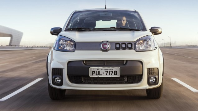 Far&oacute;is e lanternas, bem como para-choques, para-lamas e grades, passaram por sutis reestiliza&ccedil;&otilde;es | <a href="https://beta-develop.quatrorodas.abril.com.br/carros/lancamentos/fiat-novo-uno-2015-798881.shtml" rel="migration">Leia mais</a>
