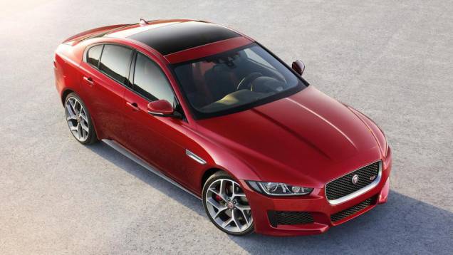 A Jaguar desfez o mist&eacute;rio e, nesta segunda-feira (8), finalmente apresentou o aguardado XE | <a href="https://beta-develop.quatrorodas.abril.com.br/noticias/saloes/paris-2014/jaguar-lanca-oficialmente-esportivo-xe-799262.shtml" rel="migration">Leia mais</a>