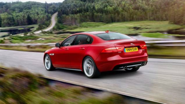 O modelo desembarca no mercado para rivalizar com BMW S&eacute;rie 3, Audi A4, Mercedes Classe C, entre outros | <a href="https://beta-develop.quatrorodas.abril.com.br/noticias/saloes/paris-2014/jaguar-lanca-oficialmente-esportivo-xe-799262.shtml" rel="migration">Leia mais</a>