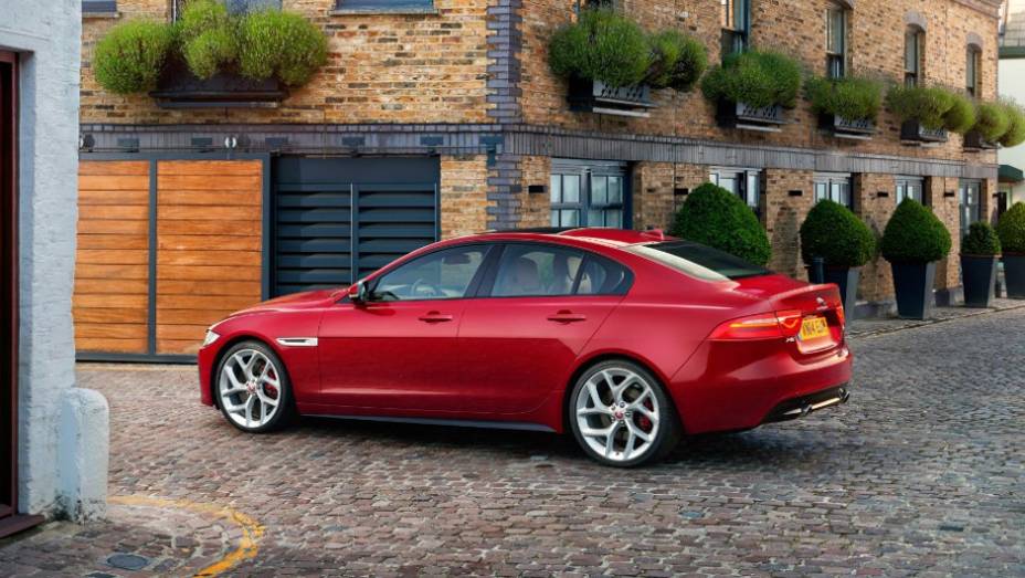 O XE chega com chassi tubular, 75% da carroceria em alumínio, direção com assistência elétrica, suspensão traseira integral link e dianteira double wishbone | <a href="https://beta-develop.quatrorodas.abril.com.br/noticias/saloes/paris-2014/jaguar-lanca-oficialmente-es" rel="migration"></a> O XE chega com chassi tubular, 75% da carroceria em alumínio, direção com assistência elétrica, suspensão traseira integral link e dianteira double wishbone | <a href="https://beta-develop.quatrorodas.abril.com.br/noticias/saloes/paris-2014/jaguar-lanca-oficialmente-es" rel="migration"></a>