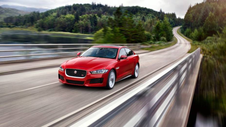 Algumas opções de motorização estarão disponíveis para o sedã, incluindo a de topo de linha 3.0 V6 de 340 cv | <a href="https://beta-develop.quatrorodas.abril.com.br/noticias/saloes/paris-2014/jaguar-lanca-oficialmente-esportivo-xe-799262.shtml" rel="migration">Leia mais</a> Algumas opções de motorização estarão disponíveis para o sedã, incluindo a de topo de linha 3.0 V6 de 340 cv | <a href="https://beta-develop.quatrorodas.abril.com.br/noticias/saloes/paris-2014/jaguar-lanca-oficialmente-esportivo-xe-799262.shtml" rel="migration">Leia mais</a>