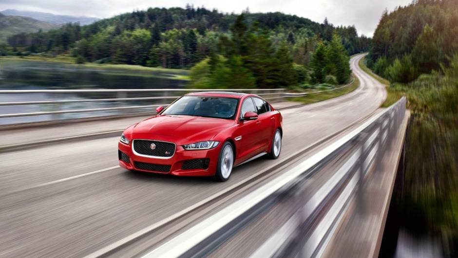 Algumas op&ccedil;&otilde;es de motoriza&ccedil;&atilde;o estar&atilde;o dispon&iacute;veis para o sed&atilde;, incluindo a de topo de linha 3.0 V6 de 340 cv | <a href="https://beta-develop.quatrorodas.abril.com.br/noticias/saloes/paris-2014/jaguar-lanca-oficialmente-esportivo-xe-799262.shtml" rel="migration">Leia mais</a>