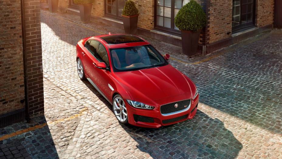 Quanto ao câmbio, pode ser manual de seis marchas ou automático de oito marchas, sempre com tração traseira | <a href="https://beta-develop.quatrorodas.abril.com.br/noticias/saloes/paris-2014/jaguar-lanca-oficialmente-esportivo-xe-799262.shtml" rel="migration">Leia mais</a>