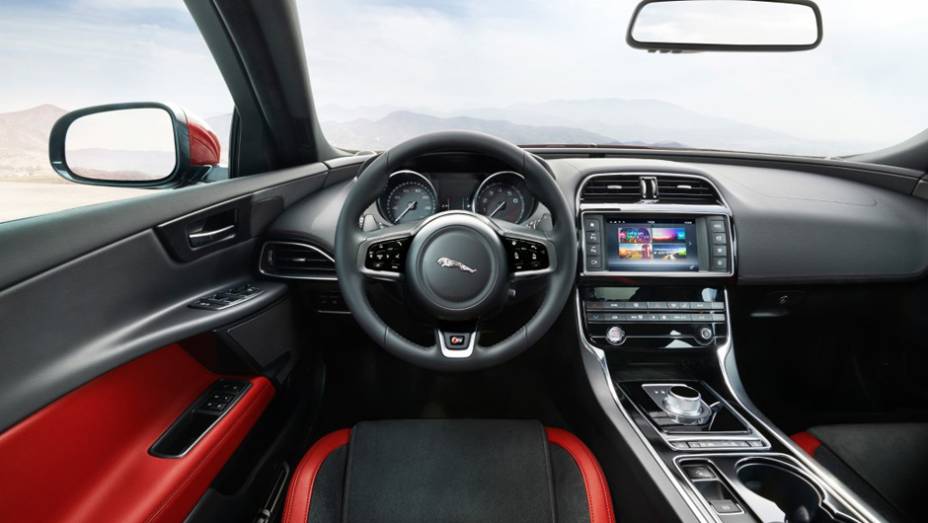 Destaque também para as tecnologias internas, como o Sistema In Control, que permite a interface com smartphones ou por comando de voz | <a href="https://beta-develop.quatrorodas.abril.com.br/noticias/saloes/paris-2014/jaguar-lanca-oficialmente-esportivo-xe-799262.shtm" rel="migration"></a>