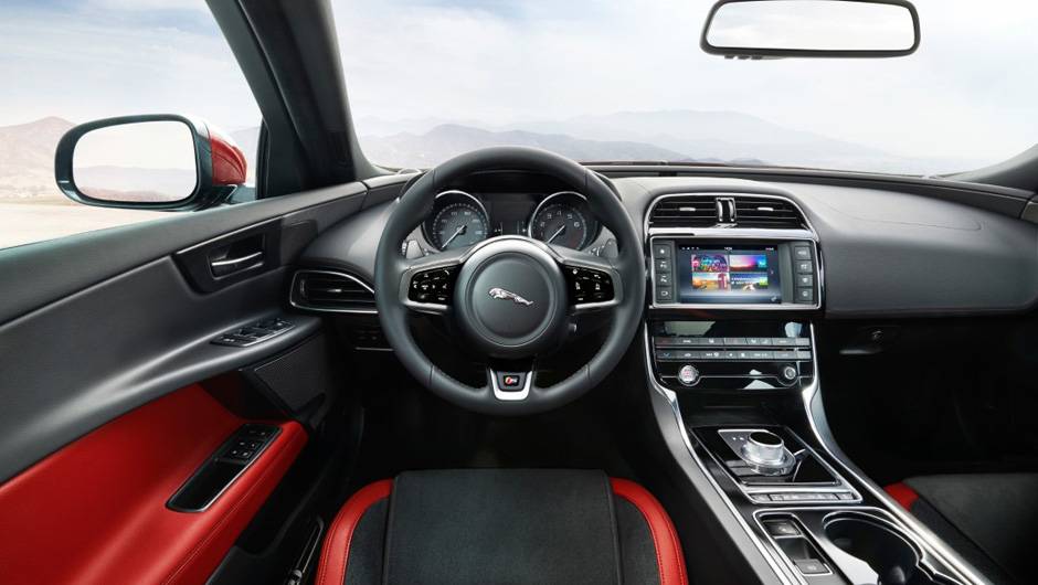 Destaque tamb&eacute;m para as tecnologias internas, como o Sistema In Control, que permite a interface com smartphones ou por comando de voz | <a href="https://beta-develop.quatrorodas.abril.com.br/noticias/saloes/paris-2014/jaguar-lanca-oficialmente-esportivo-xe-799262.shtm" rel="migration"></a>