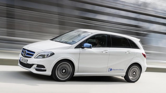 Est&aacute; dispon&iacute;vel uma vers&atilde;o Electric Drive, com motor el&eacute;trico de 177 cv e autonomia de 137 quil&ocirc;metros | <a href="https://beta-develop.quatrorodas.abril.com.br/noticias/saloes/paris-2014/mercedes-benz-atualiza-classe-b-799644.shtml" rel="migration">Leia mais</a>